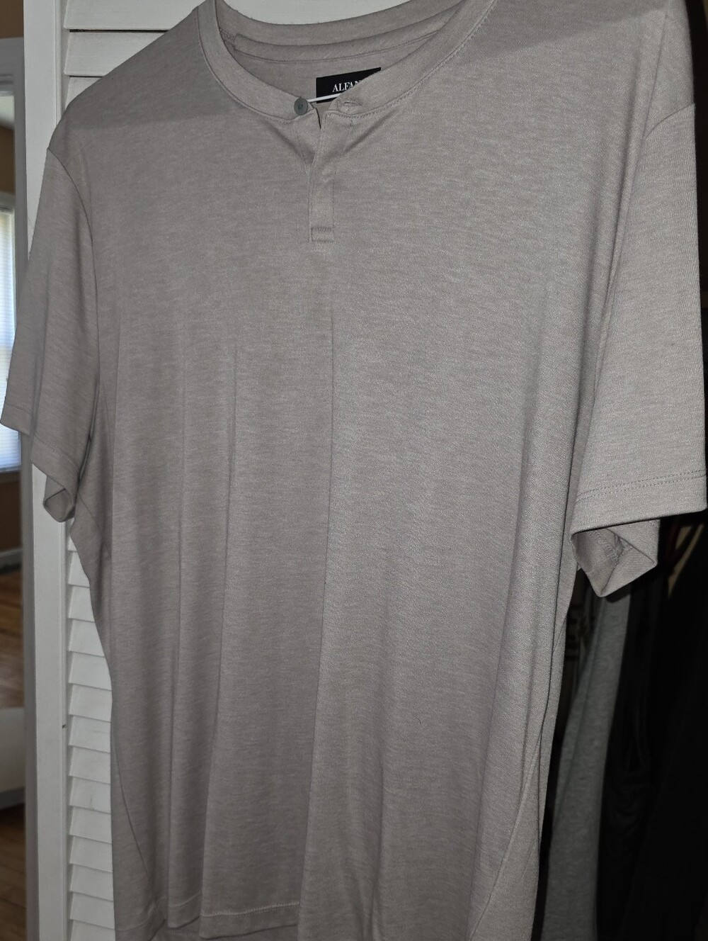 Alfani Men’s Stretch Short Sleeve Henley Shirt Light Gray Taupe – Size L